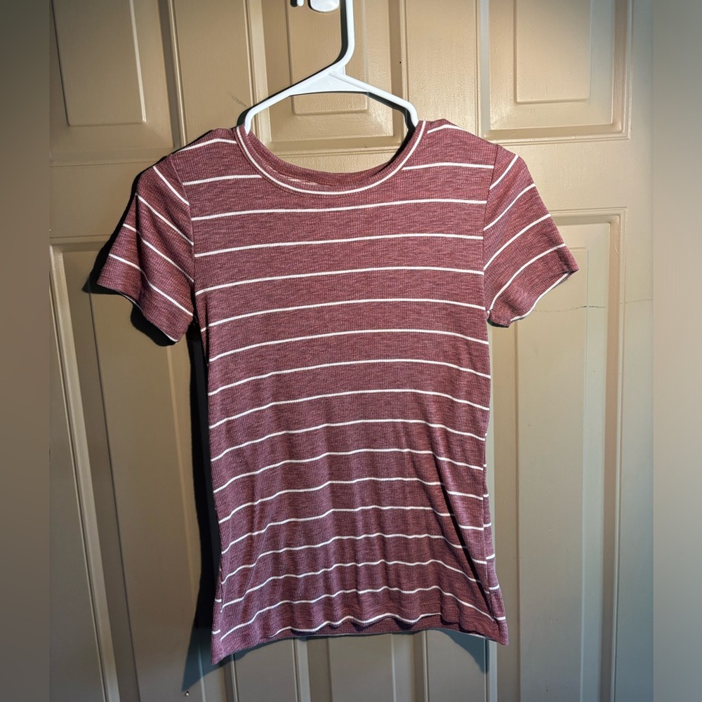 Ribbed short sleeve shirt from Maurice’s. Size XS but can stretch.